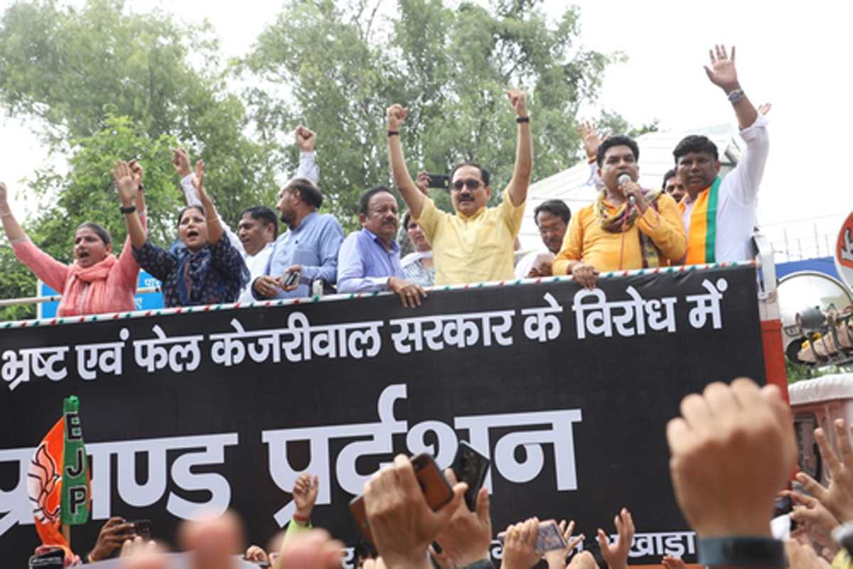 भाजपा ने केजरीवाल सरकार के खिलाफ दिल्ली विधानसभा के पास किया प्रदर्शन